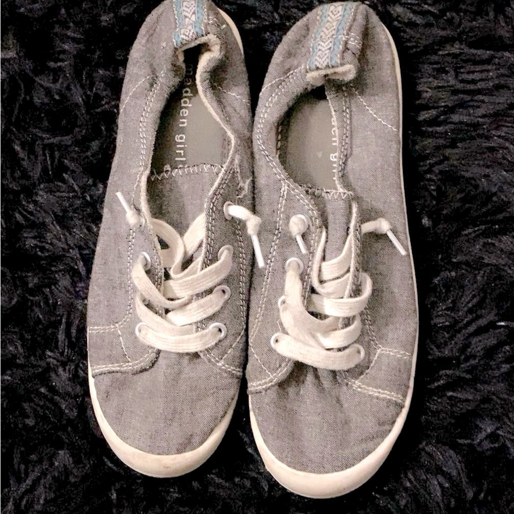 Casual grey flat shoes